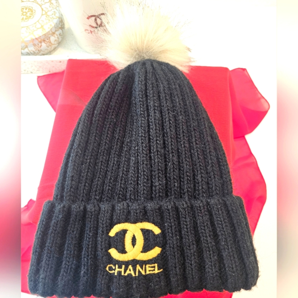💯AUTHENTIC CHANEL BLACK CASHMERE BEANIE WITH GOLD LOGO